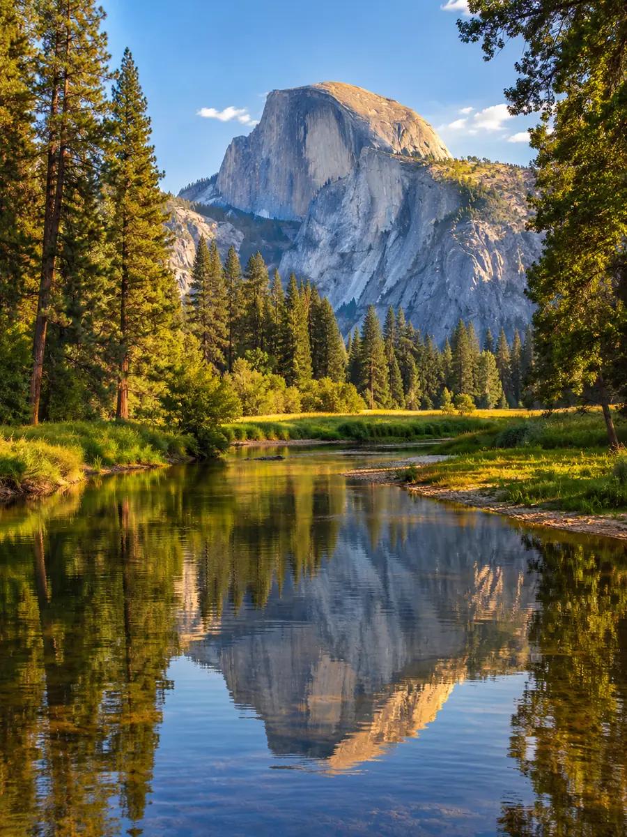 Half Dome se reflétant dans un méandre calme de la rivière Merced, dans la vallée de Yosemite